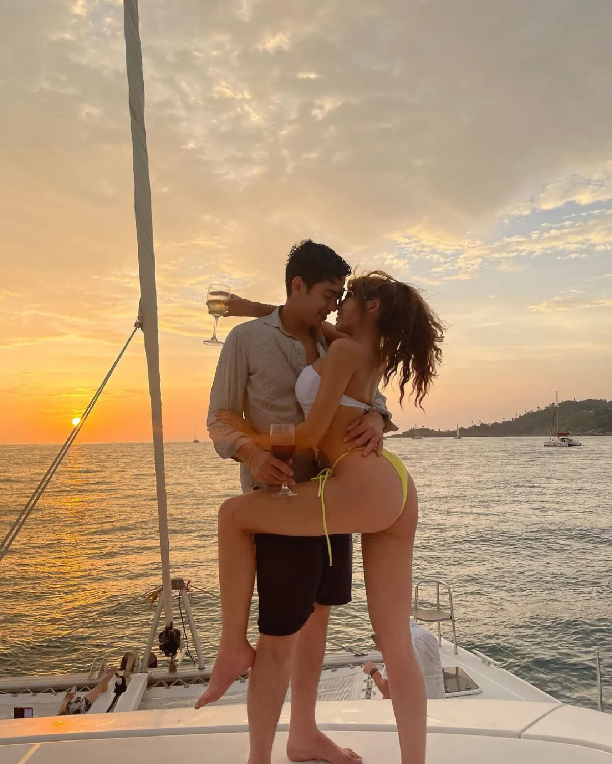 "หวาย ปัญญริสา" เผยช็อตหวาน "มิโน่" กลางทะเล งานนี้ละสายตาจากบั้นท้ายไม่ได้เลย