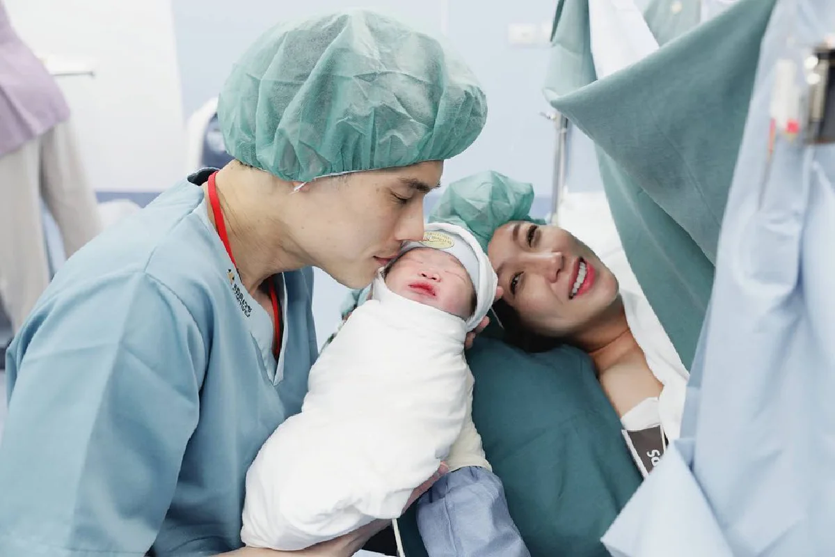 เบบี๋มาแล้ว! “กันต์ กันตถาวร” สุดแฮปปี้ “พลอย” ให้กำเนิดลูกชายคนแรกแล้ว