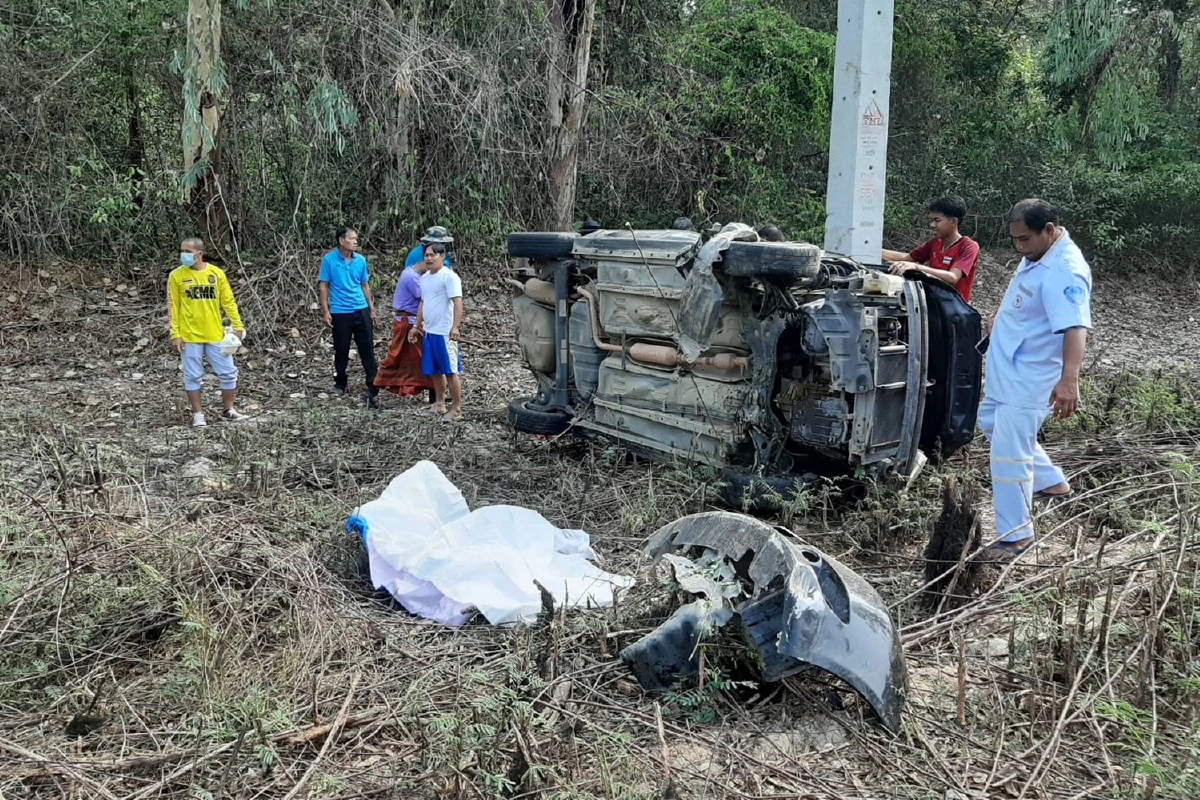 สลด!ครูหญิงขับรถไปสอนหนังสือชนต้นไม้เสียชีวิตลูกสองคนรอด