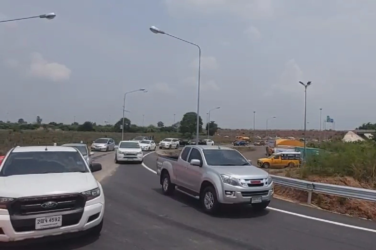 ส่องถนนมิตรภาพรับสงกรานต์ปริมาณรถแน่นทุกช่องจราจร