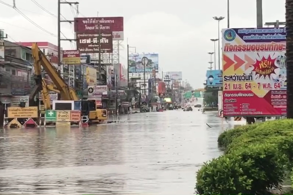 ประมวลภาพน้ำท่วมขังพัทยาหลังพายุกระหน่ำ
