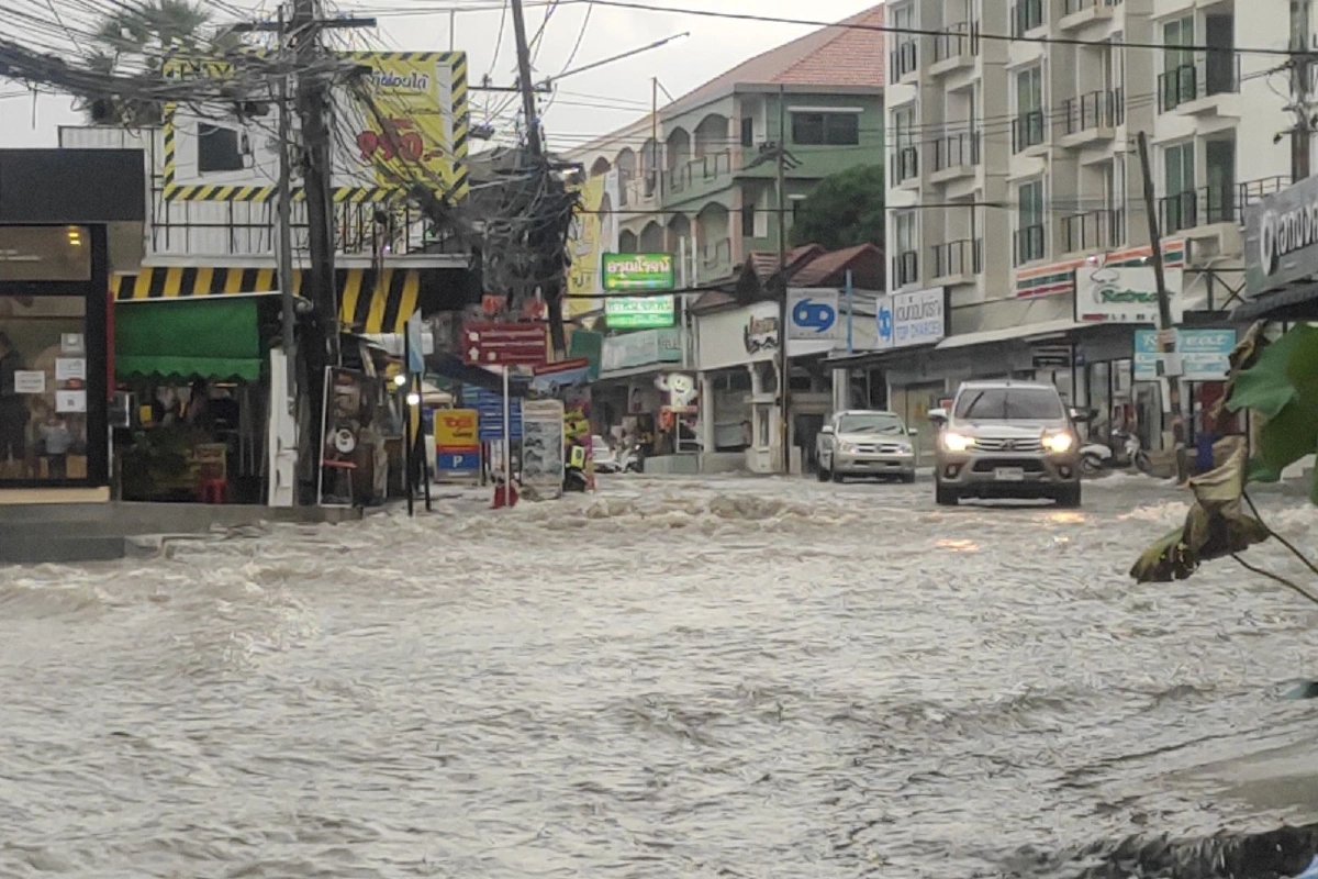 ประมวลภาพน้ำท่วมขังพัทยาหลังพายุกระหน่ำ