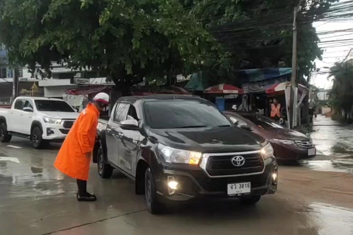 ประมวลภาพน้ำท่วมขังพัทยาหลังพายุกระหน่ำ