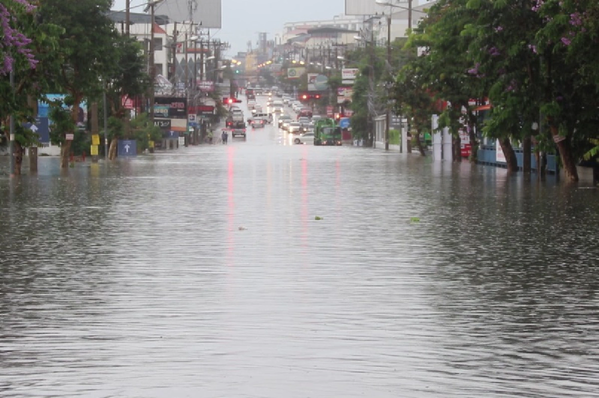 ประมวลภาพน้ำท่วมขังพัทยาหลังพายุกระหน่ำ