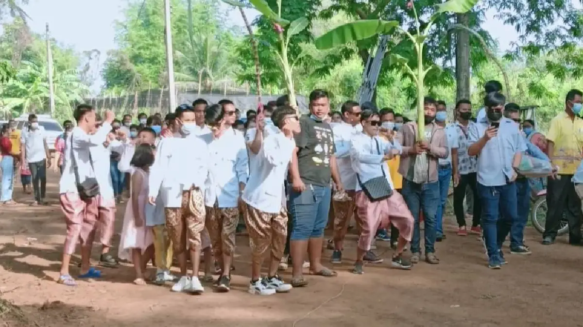 พ่อแม่จัดงานแต่งให้ลูกสาวฝาแฝดหลังเลื่อนหนีโควิด2รอบ