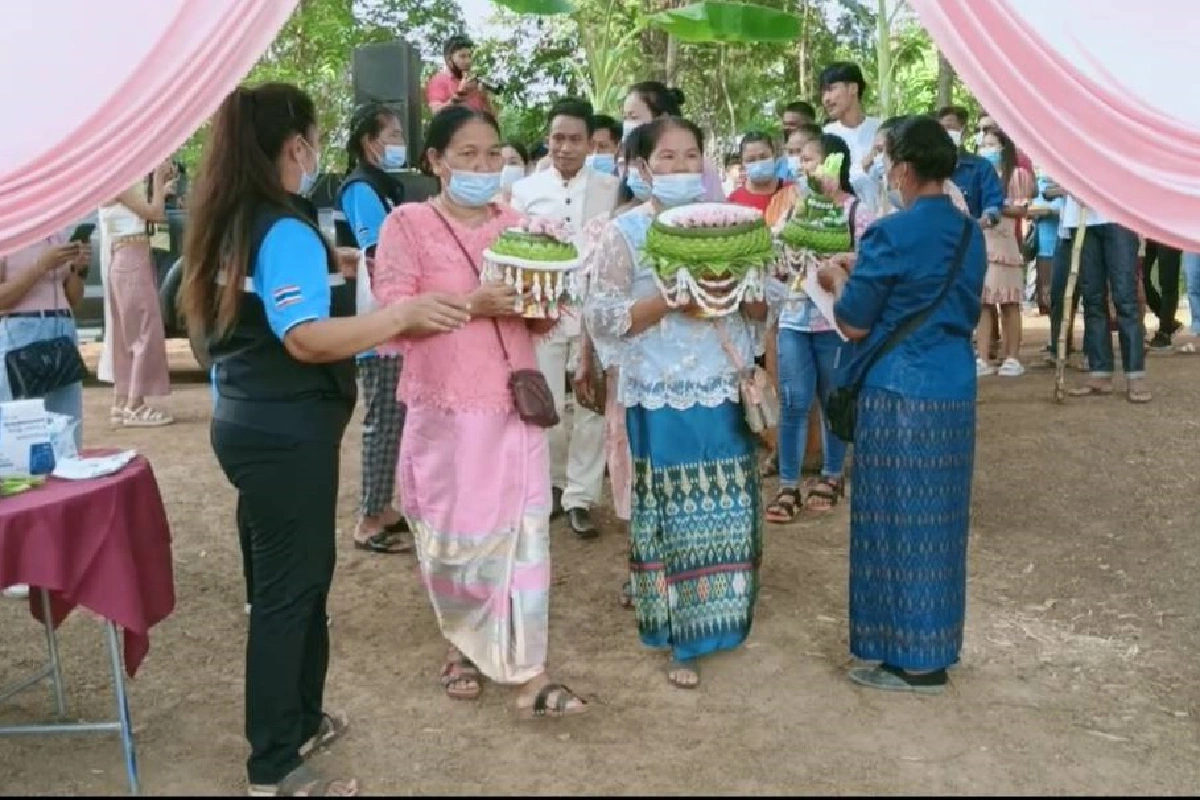พ่อแม่จัดงานแต่งให้ลูกสาวฝาแฝดหลังเลื่อนหนีโควิด2รอบ