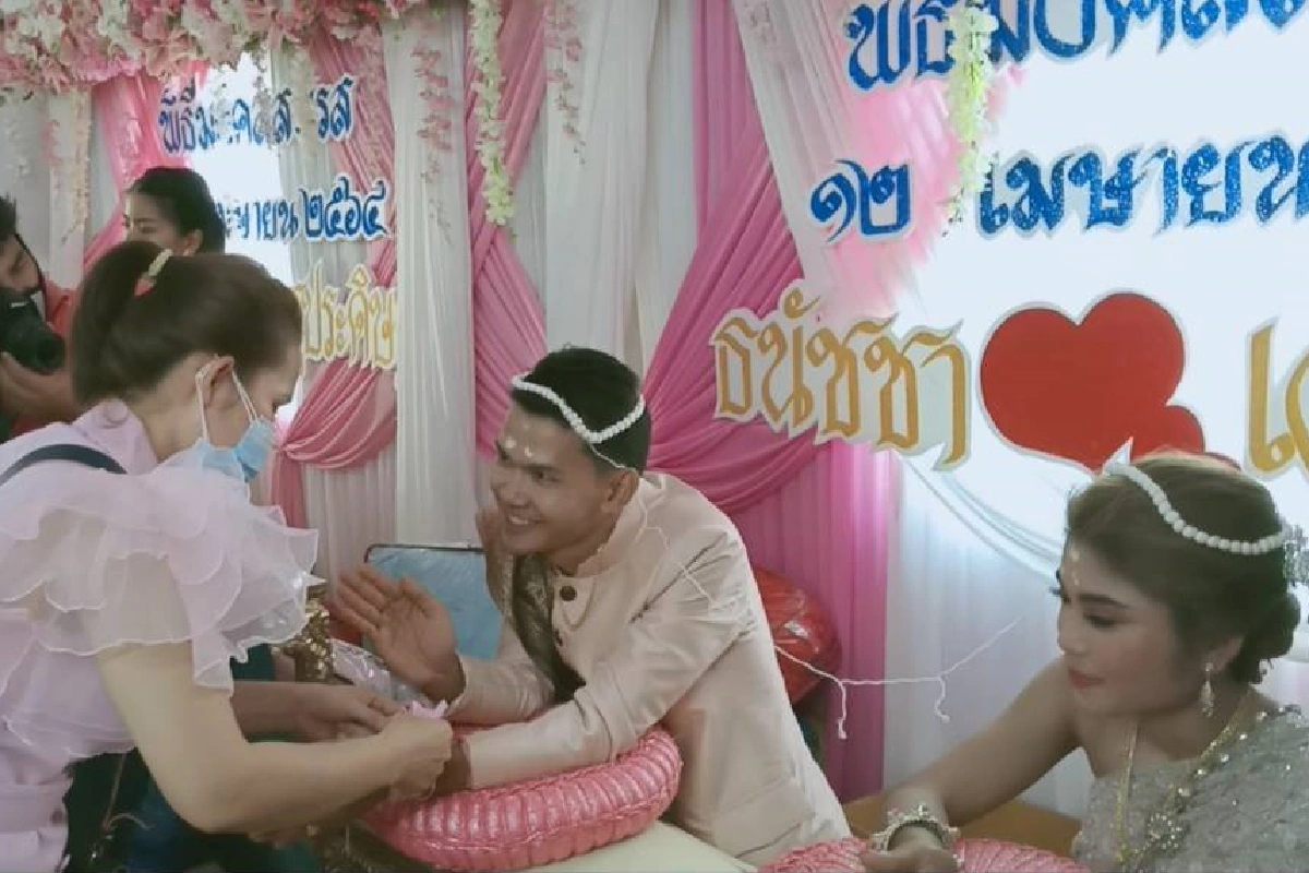 พ่อแม่จัดงานแต่งให้ลูกสาวฝาแฝดหลังเลื่อนหนีโควิด2รอบ