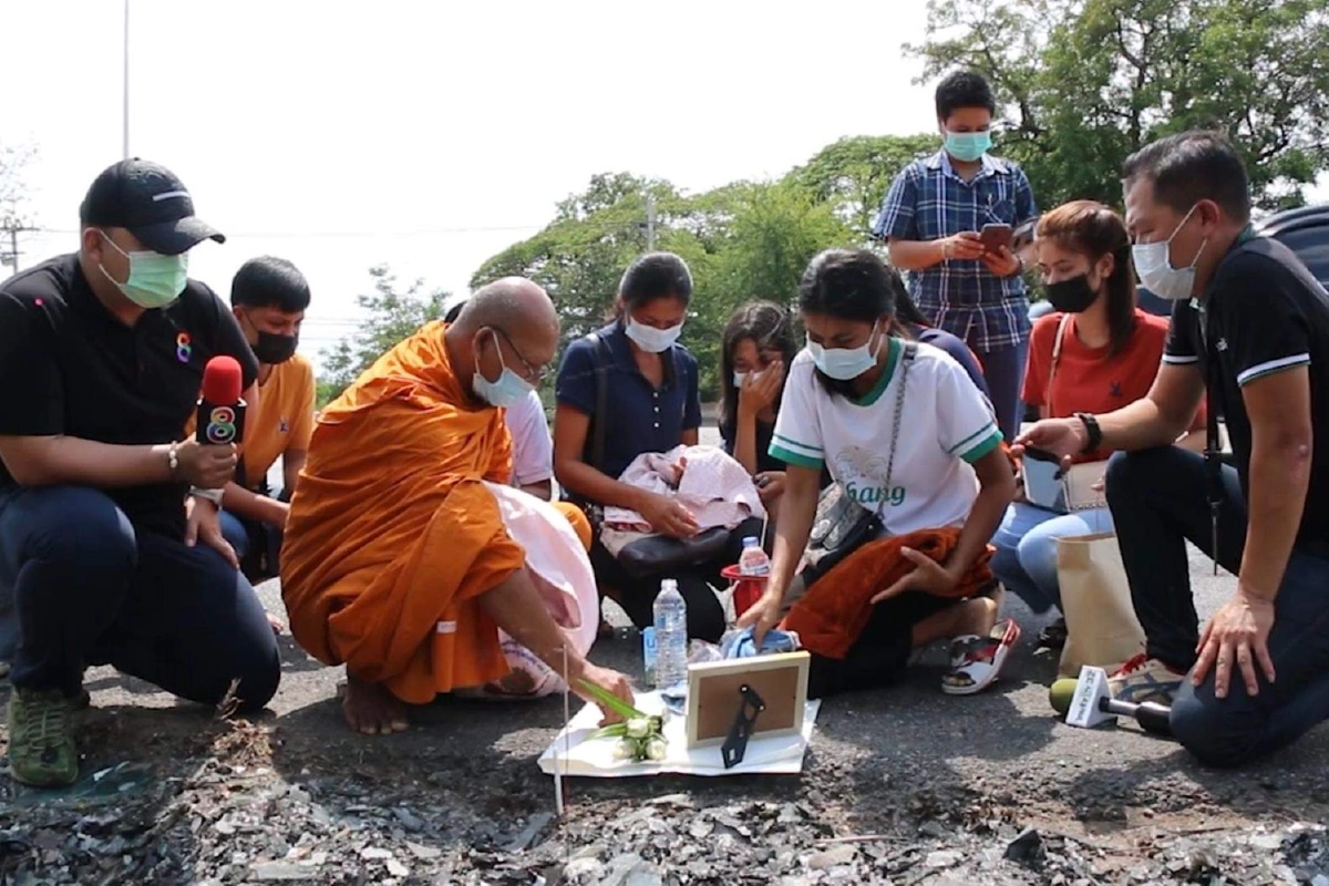 ญาติร้องไห้ปริ่มใจจะขาดเห็นซากรถทัวร์ไฟไหม้ดับ5บาดเจ็บ12