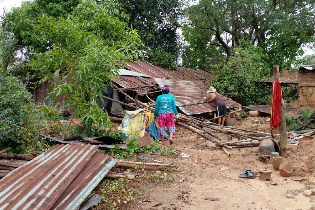 ปภ.รายงาน 50 จังหวัดเจอพายุฝนถล่มบ้านเรือนพัง 7,834 หลัง