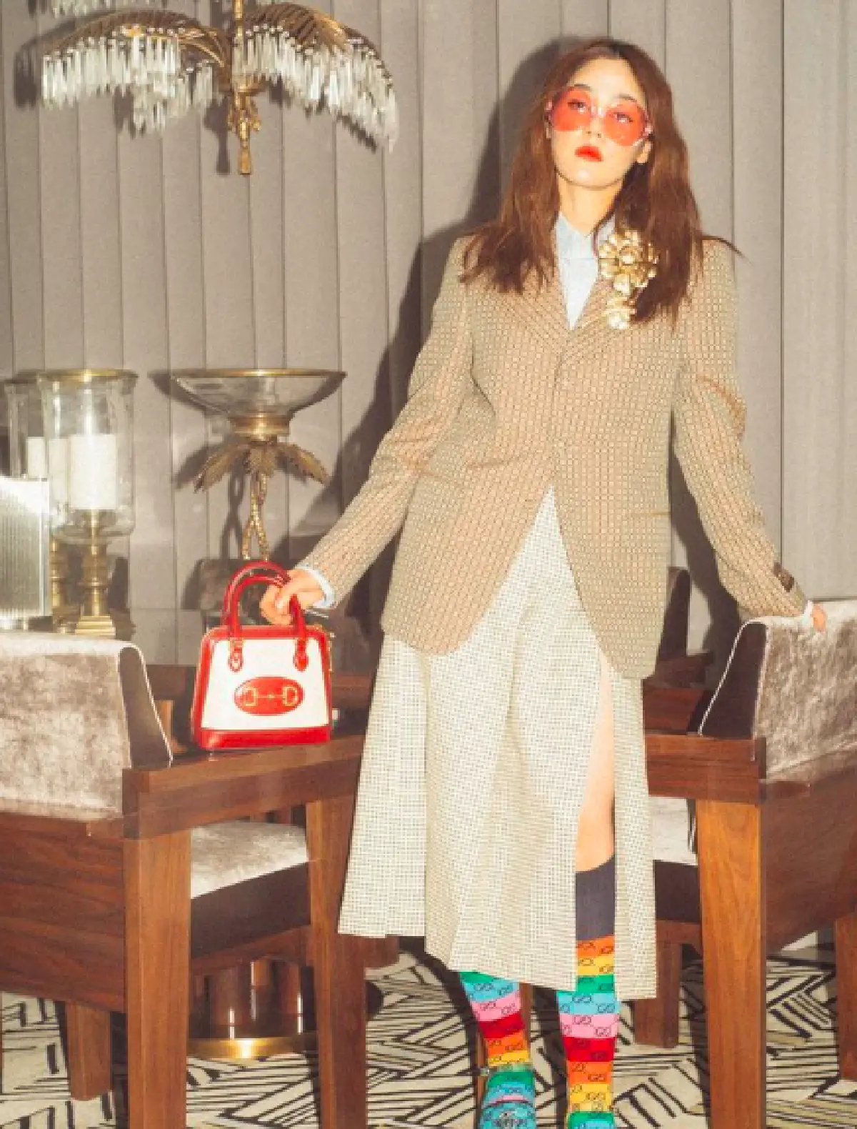 “น็อต วิศรุต” ตามดุ “ชมพู่ อารยา” หลังใส่รองเท้าถ่ายรูปเหยียบเก้าอี้-พรมที่บ้าน