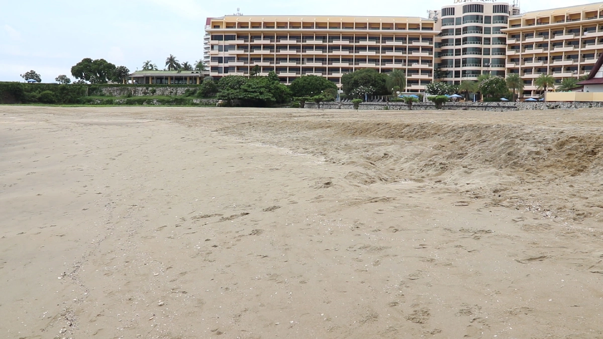 เร่งกู้ชายหาดพัทยาถูกน้ำกัดเซาะจากพายุฝนกลับคืนเป็นปกติแล้ว
