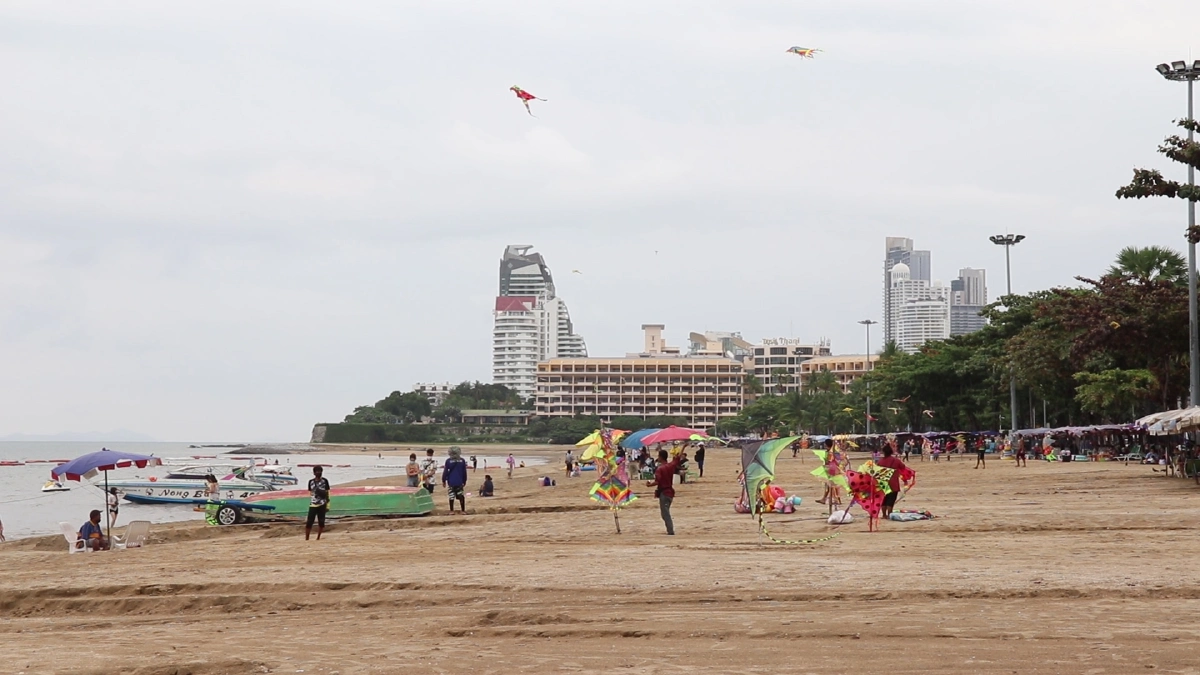 เร่งกู้ชายหาดพัทยาถูกน้ำกัดเซาะจากพายุฝนกลับคืนเป็นปกติแล้ว