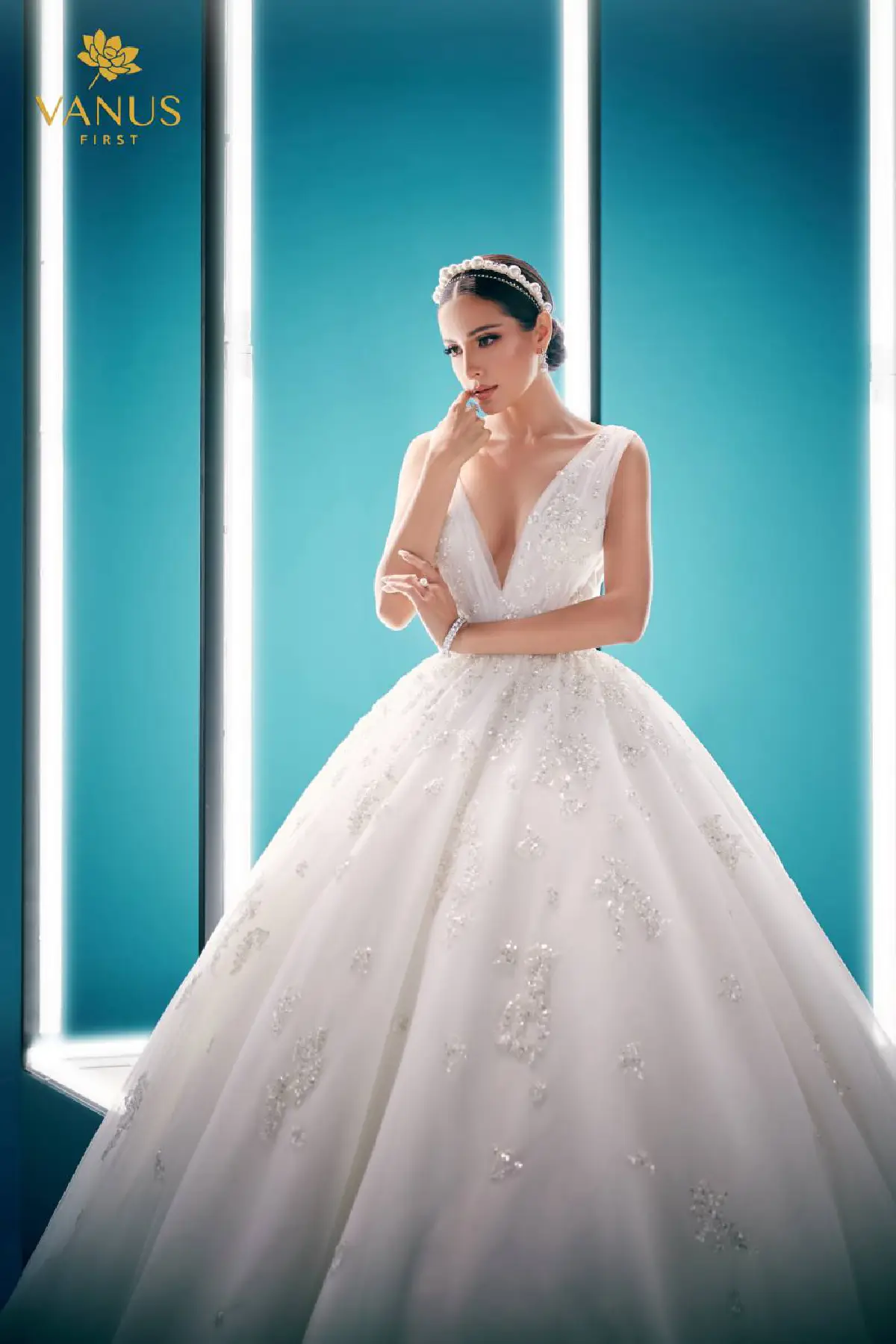 วนัช เฟิร์ส เปิดตัวลุคบุคคอลเลคชั่นชุดแต่งงานสไตล์ฝรั่งเศสเทรนด์ใหม่ล่าสุด “Aura on light”