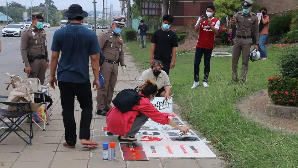 คณะราษฎรขอนแก่นจัดกิจกรรม"ยืนหยุดขัง"จี้ปล่อยตัวแกนนำสู้คดี