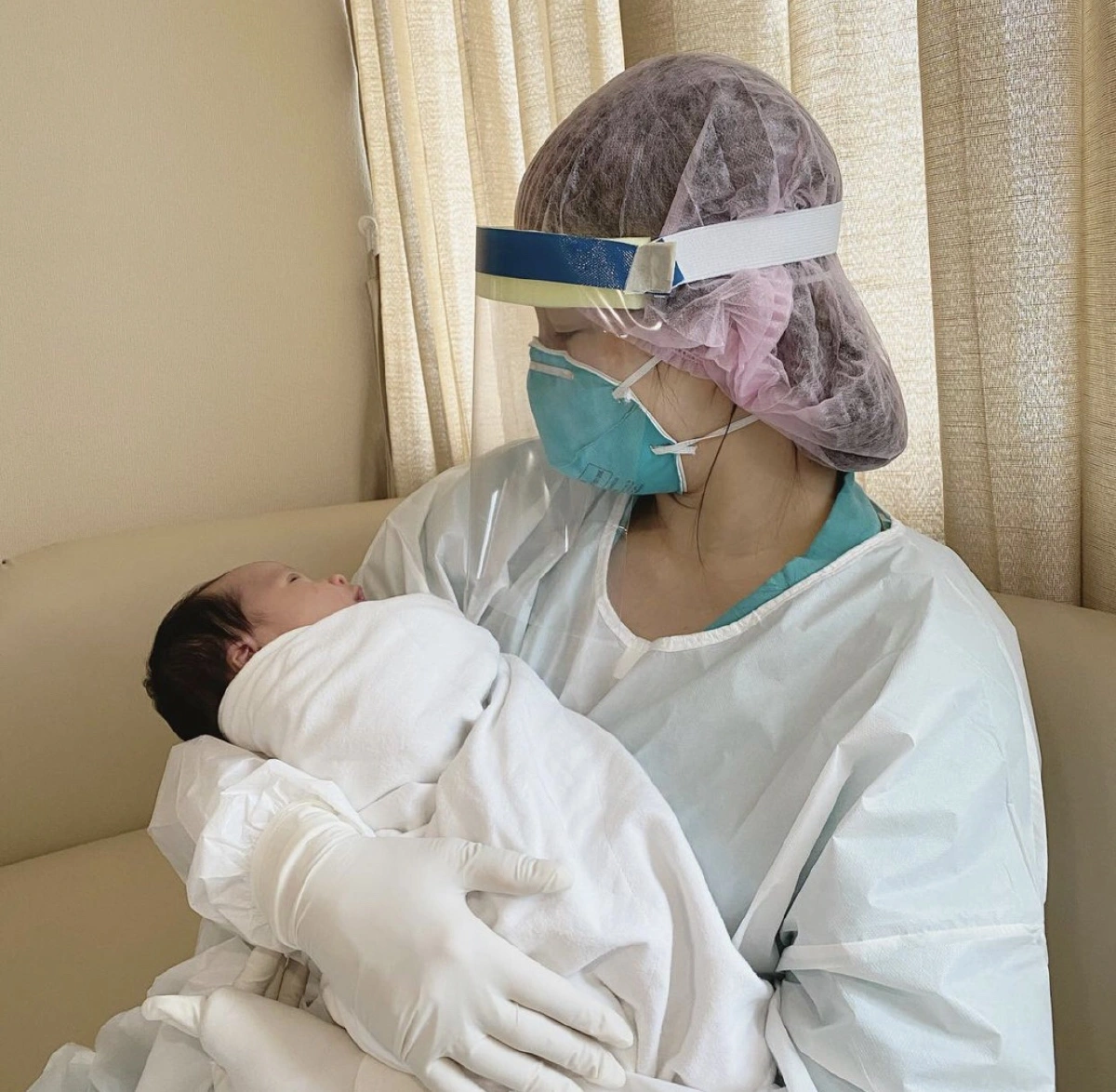 "นาตาลี" ได้อุ้มลูกในอ้อมกอดอีกครั้ง พร้อมแชร์ข้อมูลคุณแม่ติดโควิดช่วงให้นมลูก