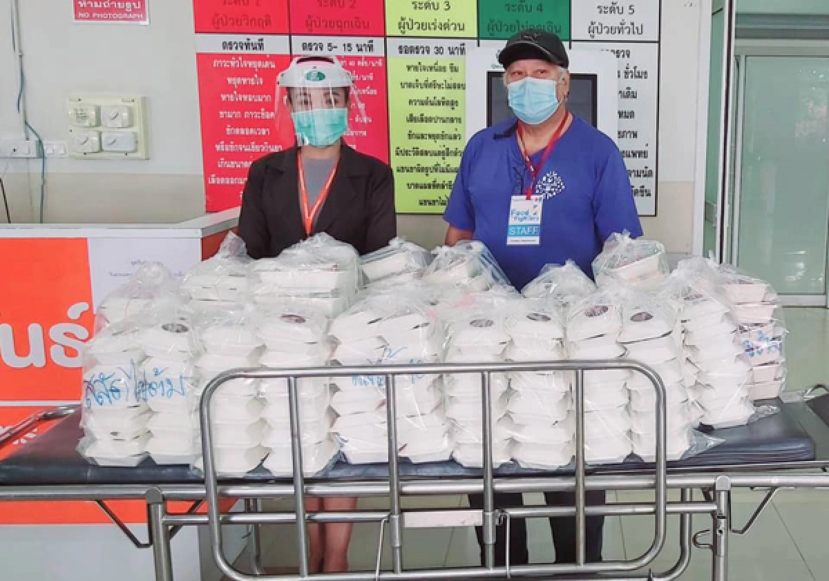 ข้าวเพื่อหมอปากช่องเร่งทำถุงยังชีพช่วยเหลือผู้ถูกกักตัวโควิด