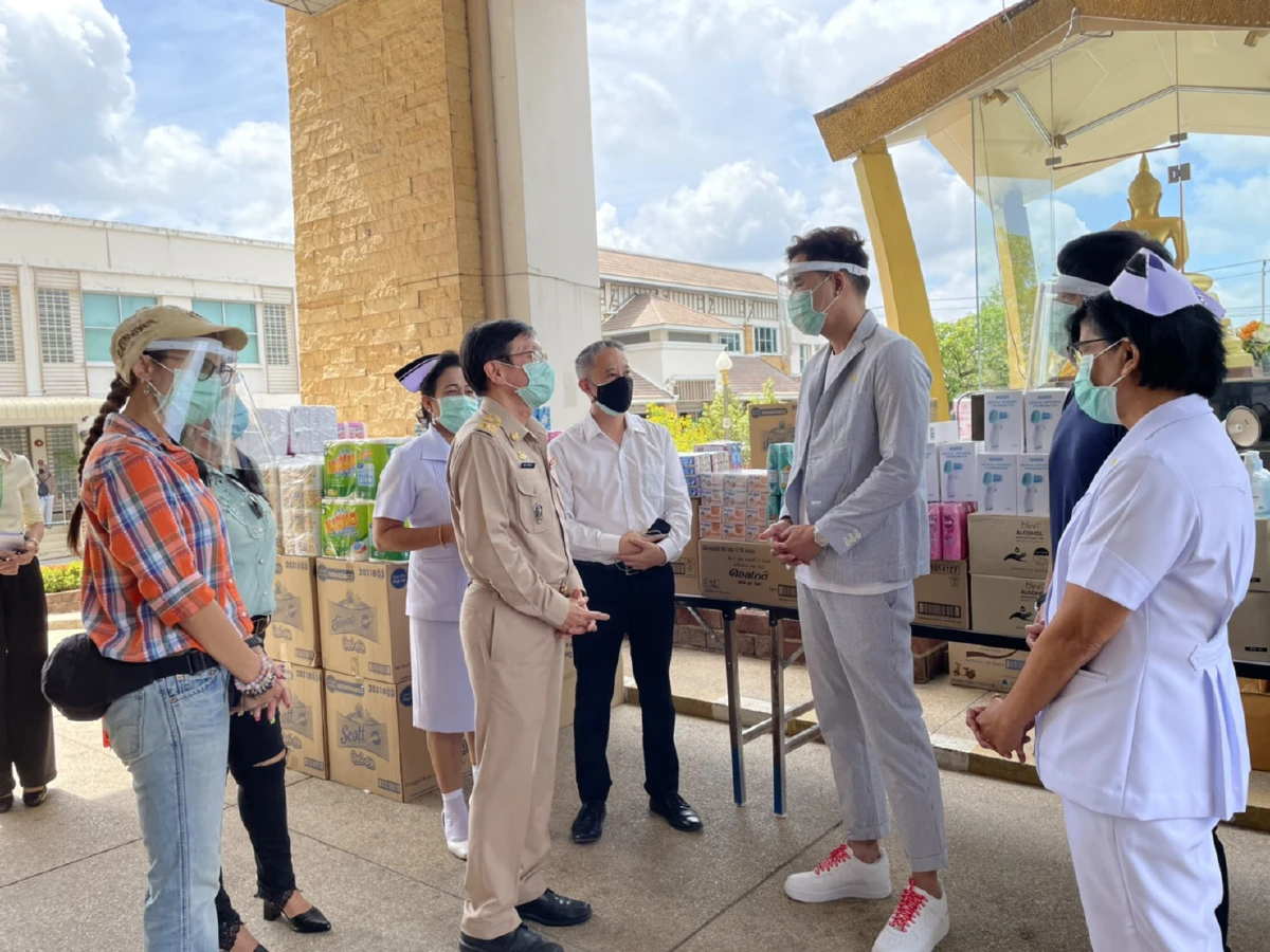  “เคลลี่-แคท” แท็กทีมนักแสดง บริจาคของใช้ให้โรงพยาบาลสนาม สู้โควิด-19