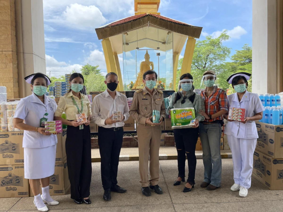  “เคลลี่-แคท” แท็กทีมนักแสดง บริจาคของใช้ให้โรงพยาบาลสนาม สู้โควิด-19