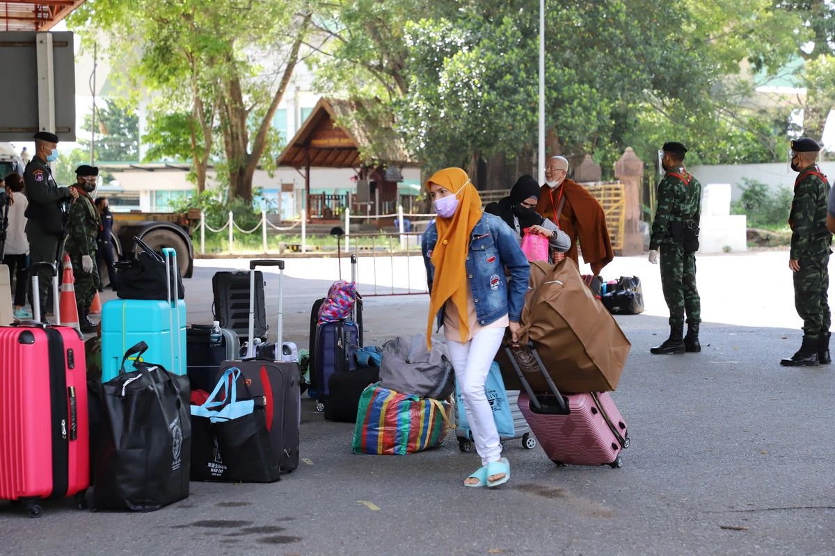 119 คนไทยทยอยกลับบ้านผ่านชายแดนสะเดาหลังมาเลเซียไฟเขียว