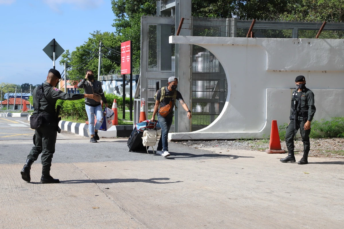 119 คนไทยทยอยกลับบ้านผ่านชายแดนสะเดาหลังมาเลเซียไฟเขียว