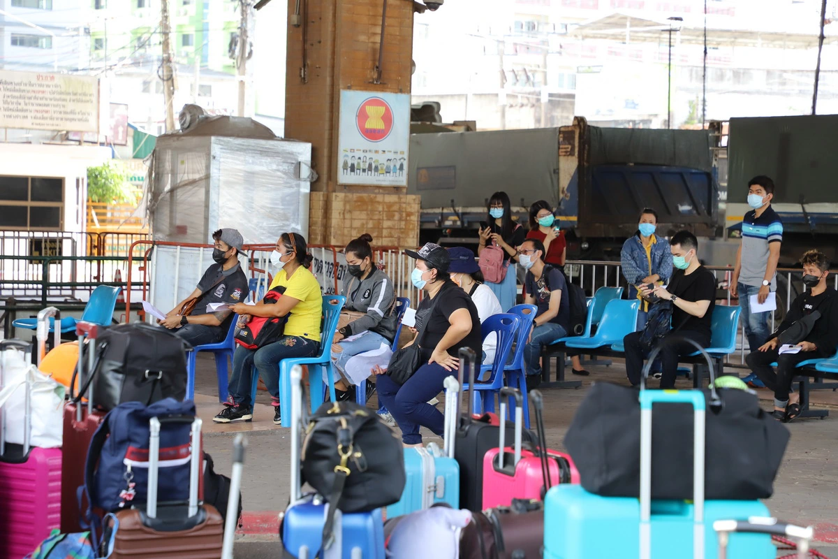 119 คนไทยทยอยกลับบ้านผ่านชายแดนสะเดาหลังมาเลเซียไฟเขียว