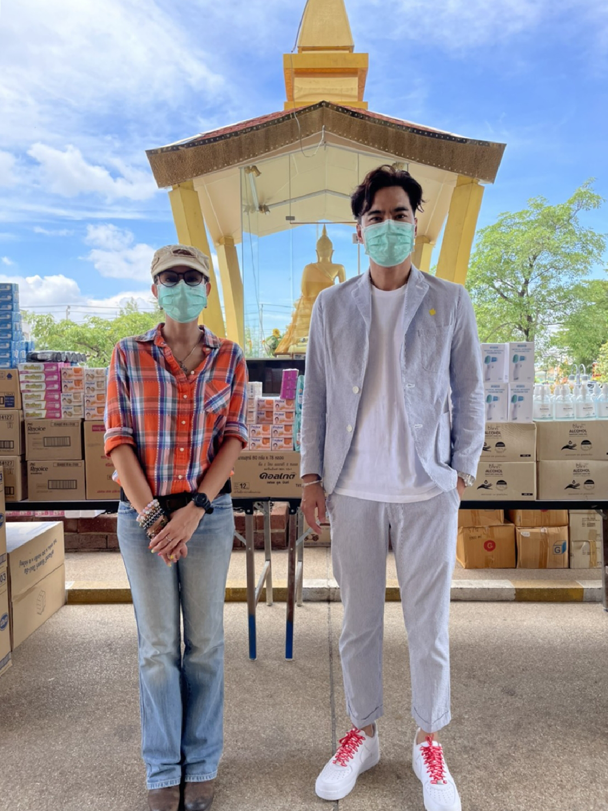  “เคลลี่-แคท” แท็กทีมนักแสดง บริจาคของใช้ให้โรงพยาบาลสนาม สู้โควิด-19