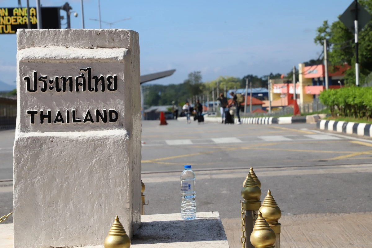 119 คนไทยทยอยกลับบ้านผ่านชายแดนสะเดาหลังมาเลเซียไฟเขียว