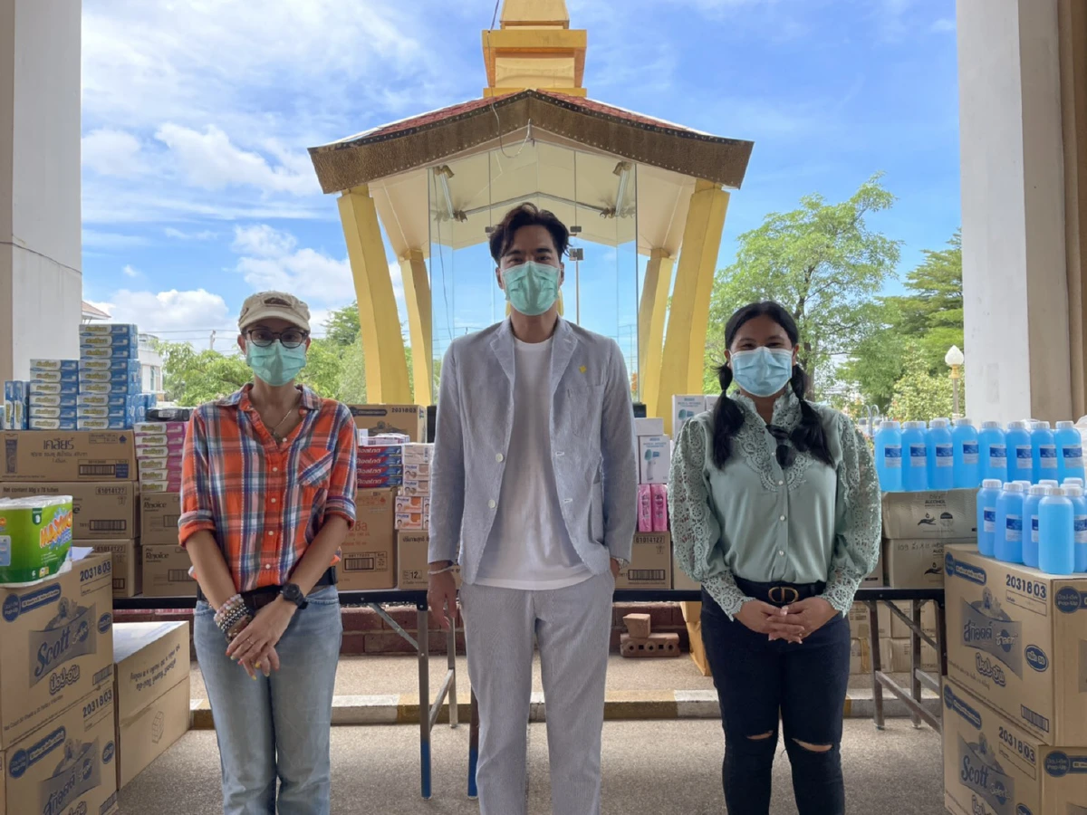  “เคลลี่-แคท” แท็กทีมนักแสดง บริจาคของใช้ให้โรงพยาบาลสนาม สู้โควิด-19