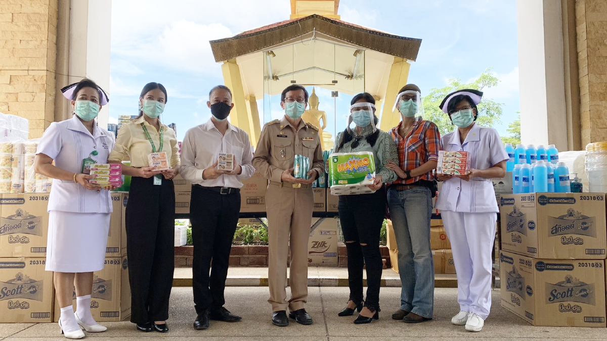  “เคลลี่-แคท” แท็กทีมนักแสดง บริจาคของใช้ให้โรงพยาบาลสนาม สู้โควิด-19