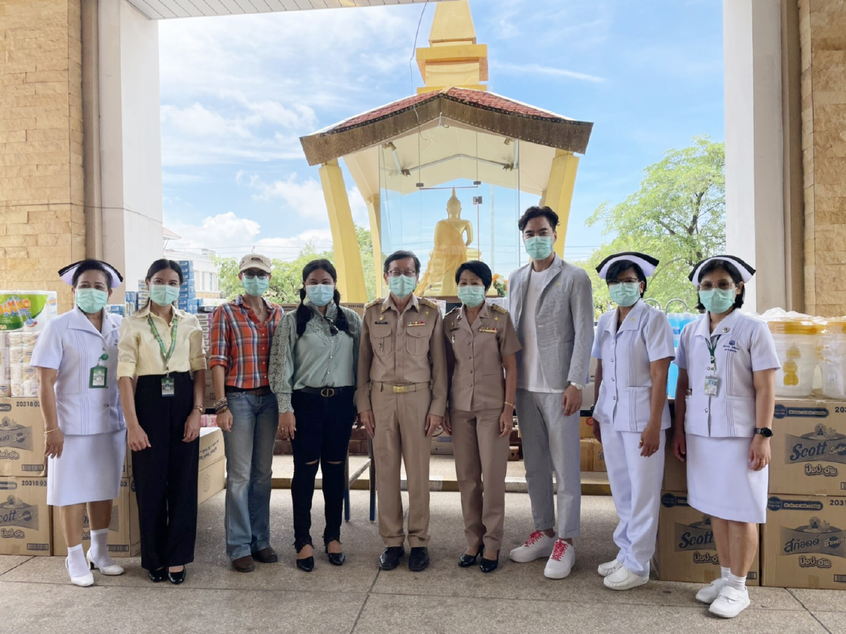  “เคลลี่-แคท” แท็กทีมนักแสดง บริจาคของใช้ให้โรงพยาบาลสนาม สู้โควิด-19