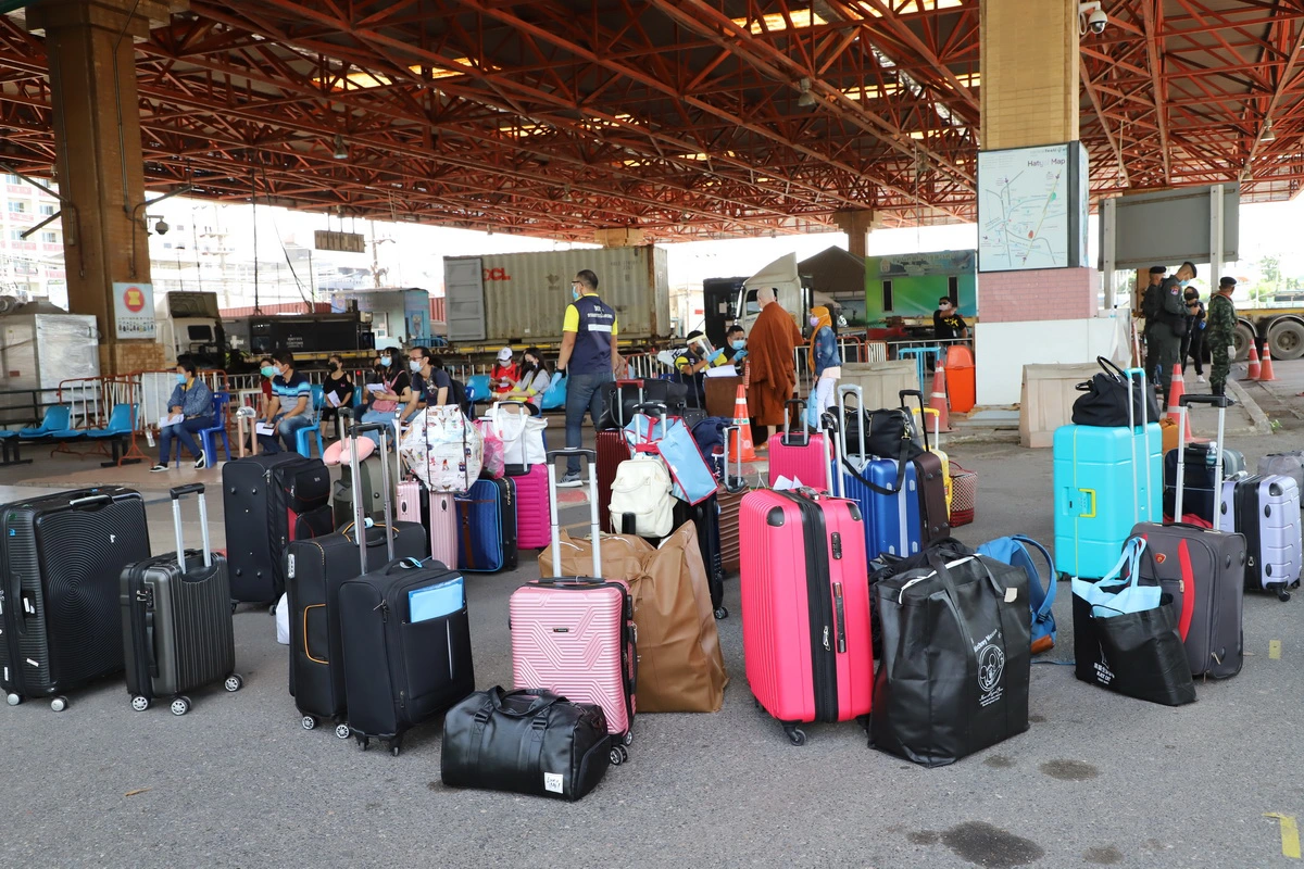 119 คนไทยทยอยกลับบ้านผ่านชายแดนสะเดาหลังมาเลเซียไฟเขียว