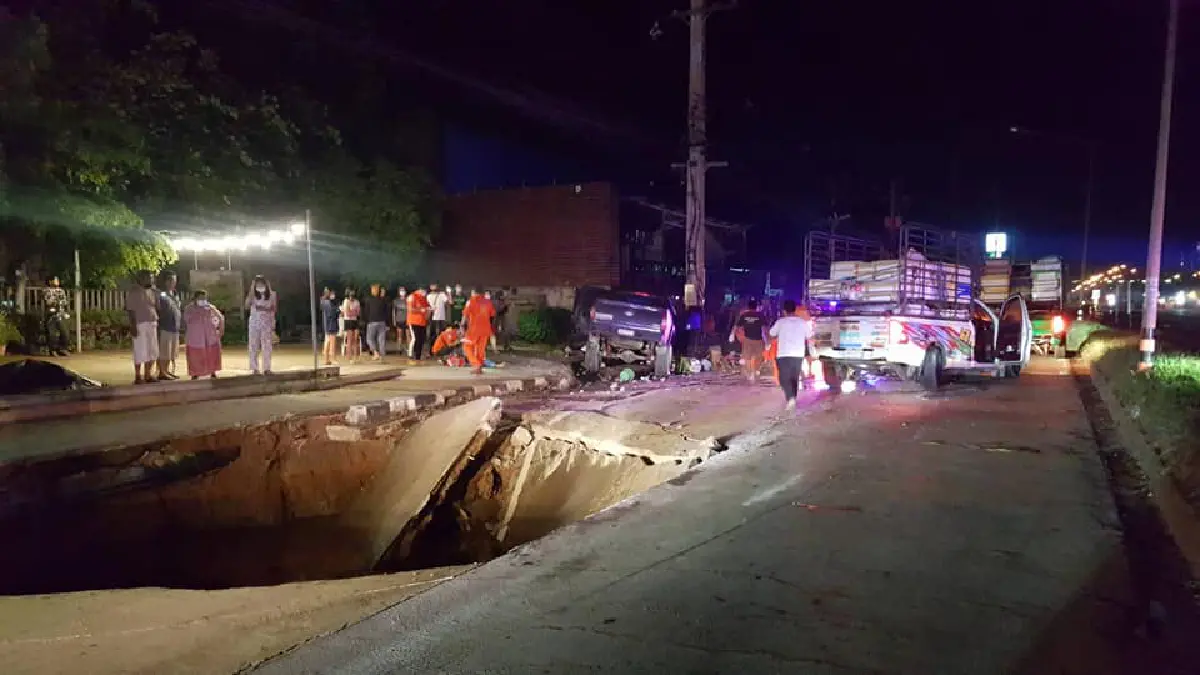 ถนนมิตรภาพยุบตัวเป็นหลุมใหญ่ รถเสียหลักเกิดอุบัติเหตุเจ็บ3