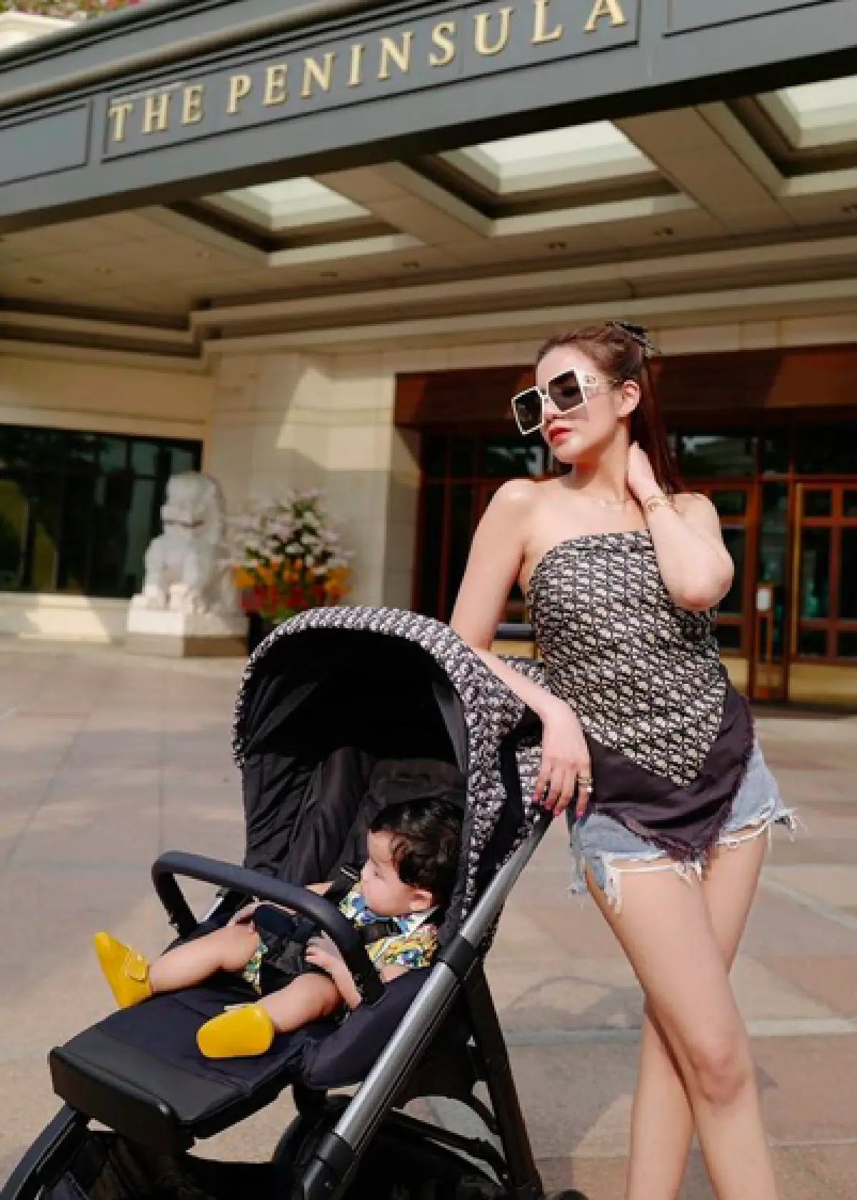 “ใบเตย อาร์สยาม” จัดเต็มเพื่อลูก! เปิดราคารถเข็นเด็กสุดหรูของ “น้องเวทมนต์” 