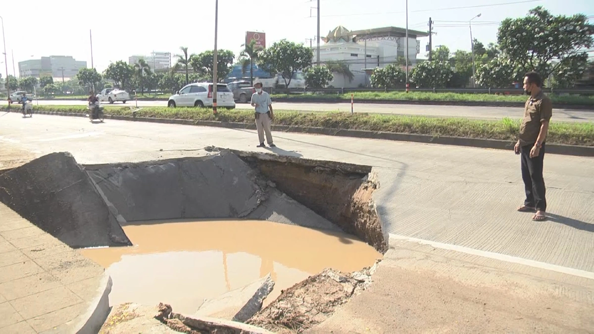 ถนนมิตรภาพยุบตัวเป็นหลุมใหญ่ รถเสียหลักเกิดอุบัติเหตุเจ็บ3