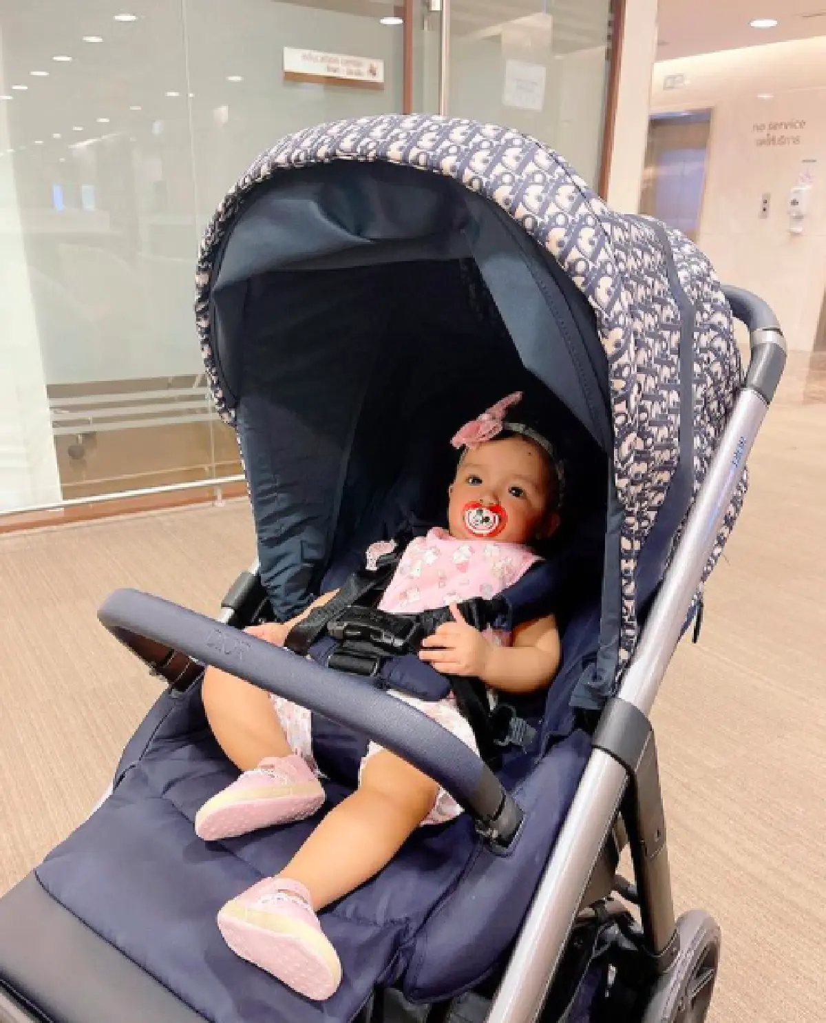 “ใบเตย อาร์สยาม” จัดเต็มเพื่อลูก! เปิดราคารถเข็นเด็กสุดหรูของ “น้องเวทมนต์” 