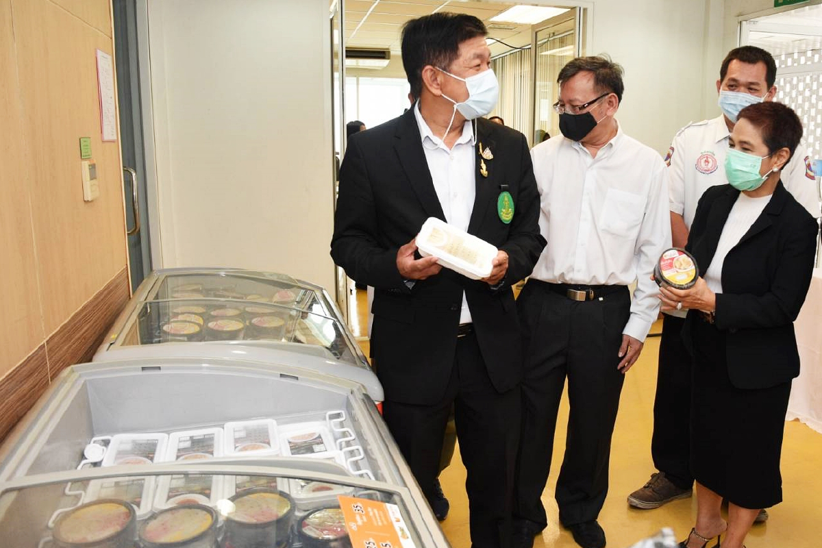 "ซีพีเอฟ"มอบอาหารพร้อมทาน 1,260 แพ็คพร้อมตู้แช่เย็นให้ศูนย์เอราวัณ