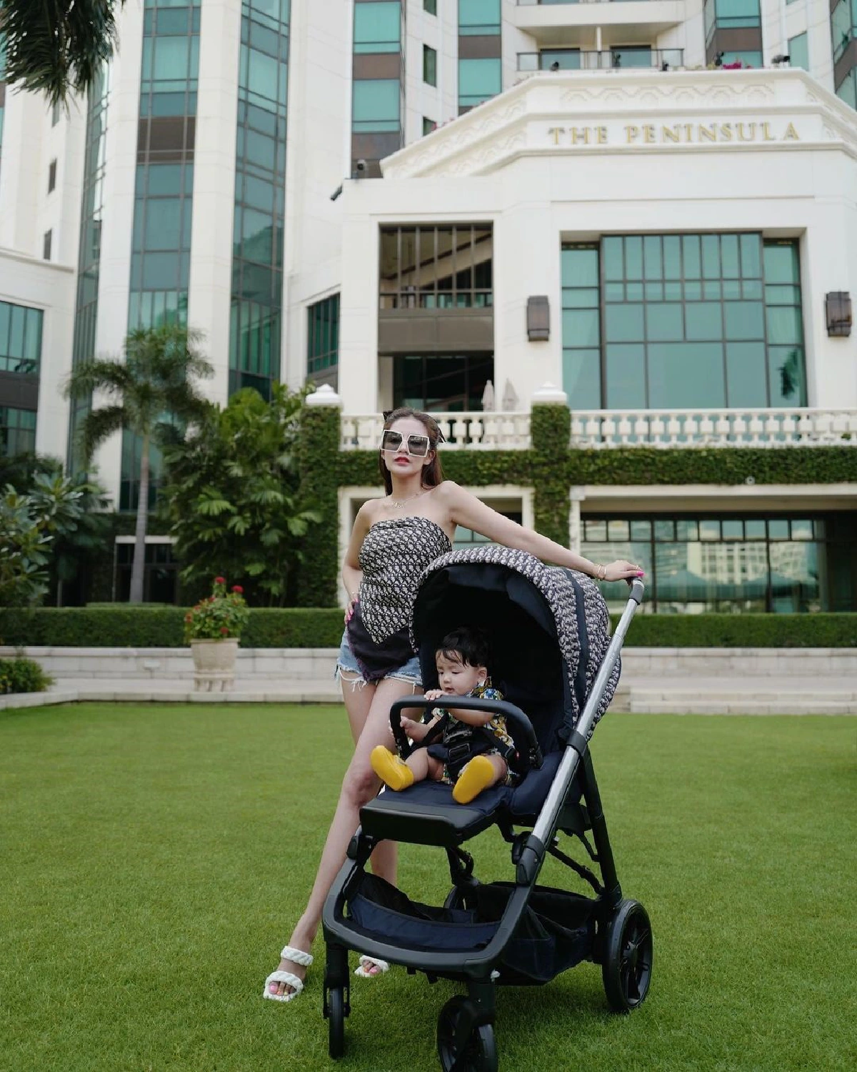 “ใบเตย อาร์สยาม” จัดเต็มเพื่อลูก! เปิดราคารถเข็นเด็กสุดหรูของ “น้องเวทมนต์” 