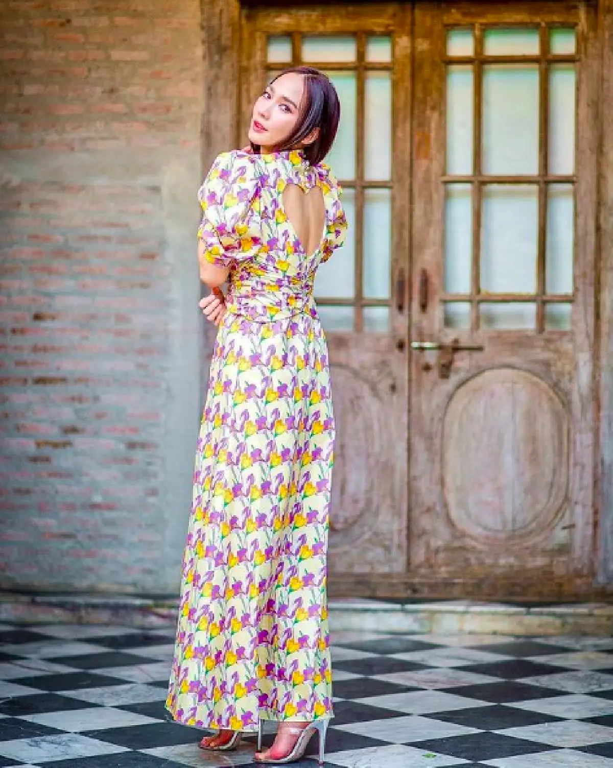 "อั้ม พัชราภา” ยื่นมือเคลียร์หนี้ให้เด็ก 9 ขวบ หลังชวนครอบครัวฆ่าตัวตาย