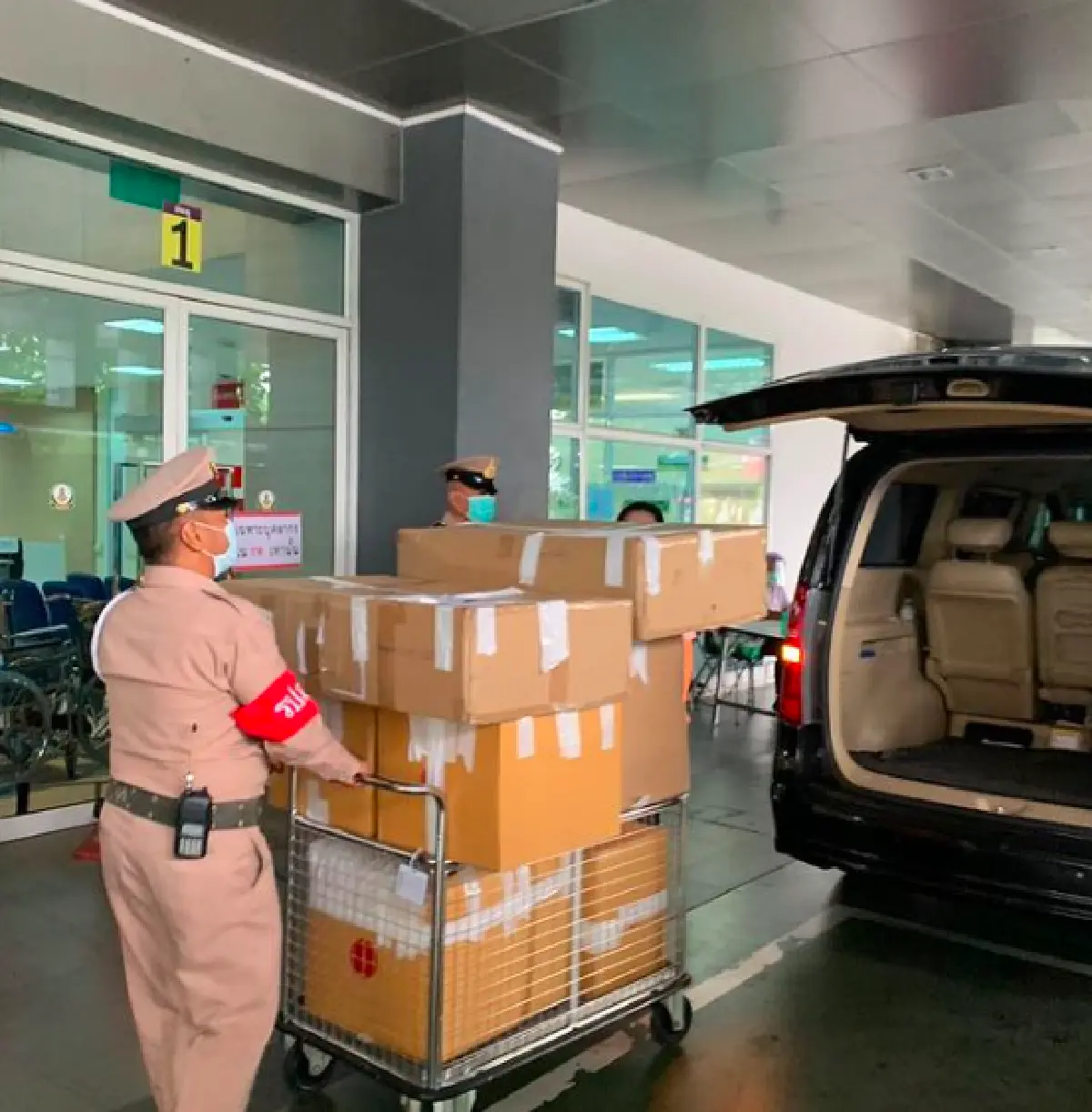 “ปุ้มปุ้ย” บริจาคชุด PPE ป้องกันโควิด ให้บุคคลากรทางการแพทย์ในโรงพยาบาลรัฐ