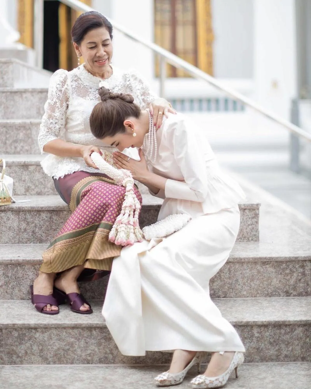 “การ์ตูน-เชียร์” พากันสวมชุดไทยไปทำบุญ หวานละมุน สวยงามคูณ 2  