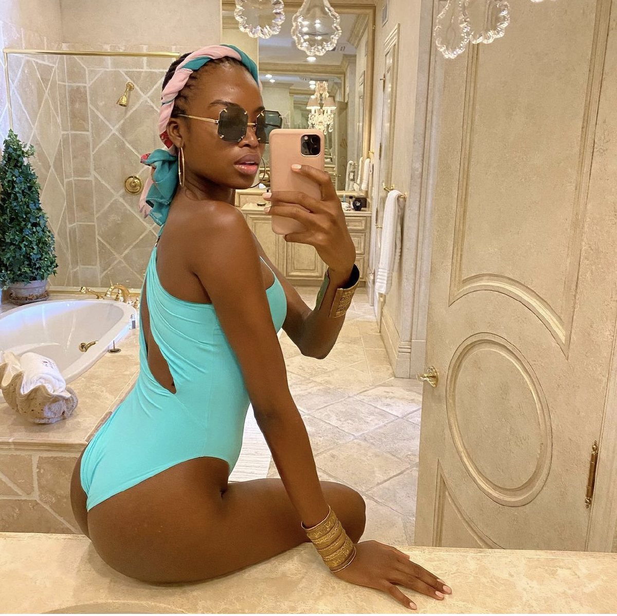 ส่องเทนรด์บีชแวร์มาแรงของสองนางฟ้าวิคตอเรีย ซีเคร็ท และนักร้องสาว