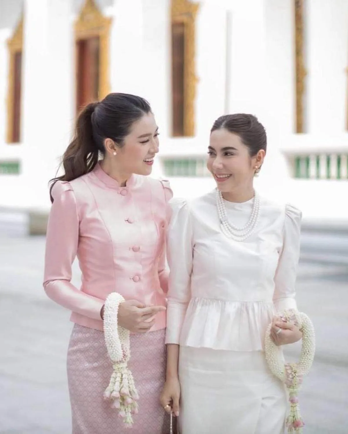 “การ์ตูน-เชียร์” พากันสวมชุดไทยไปทำบุญ หวานละมุน สวยงามคูณ 2  