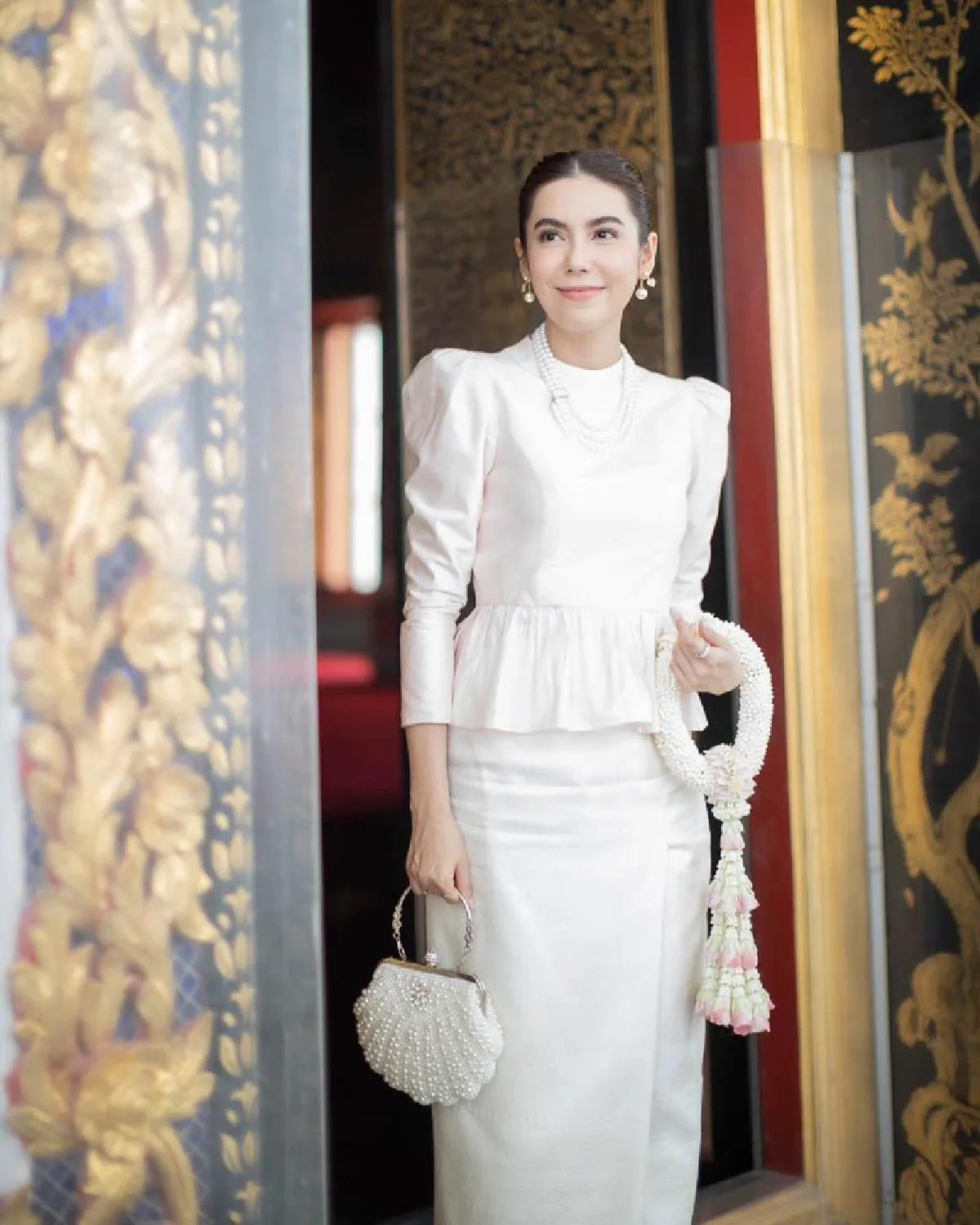 “การ์ตูน-เชียร์” พากันสวมชุดไทยไปทำบุญ หวานละมุน สวยงามคูณ 2  