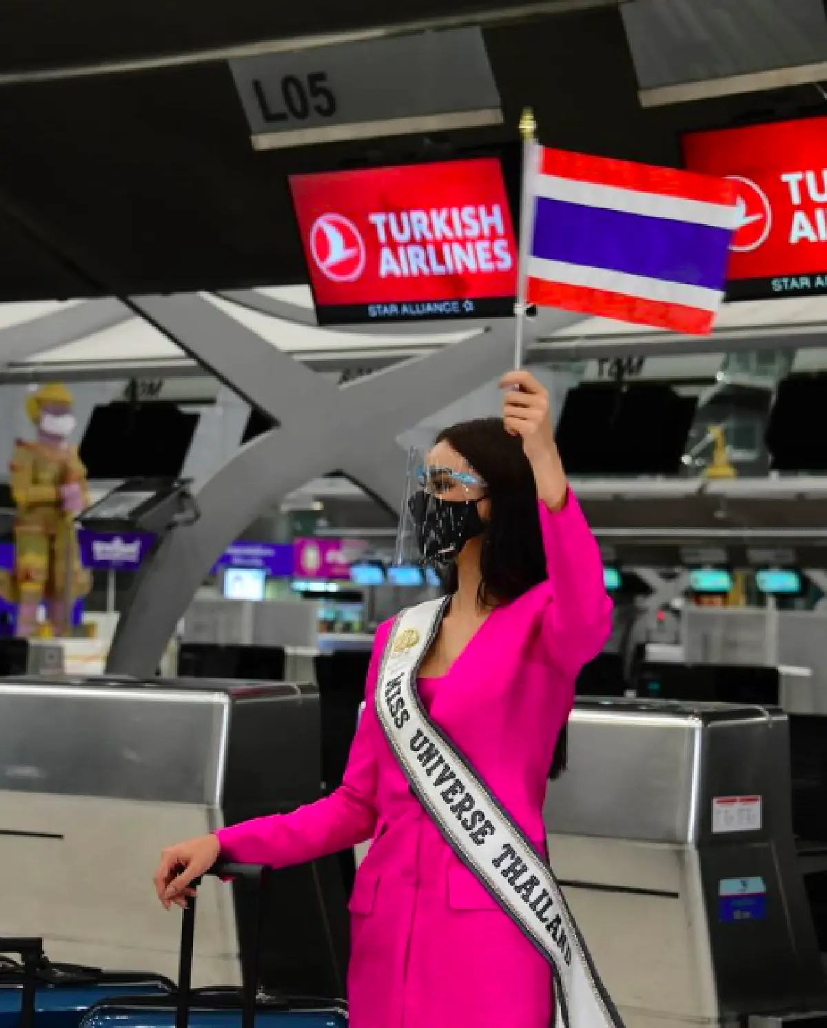 “อแมนด้า ออบดัม” กับแฟชั่นสนามบินสุดปัง! ขนกระเป๋า 12 ใบ มุ่งสู่ฟลอริด้า ชิงมงฯ 3 MU 2020 