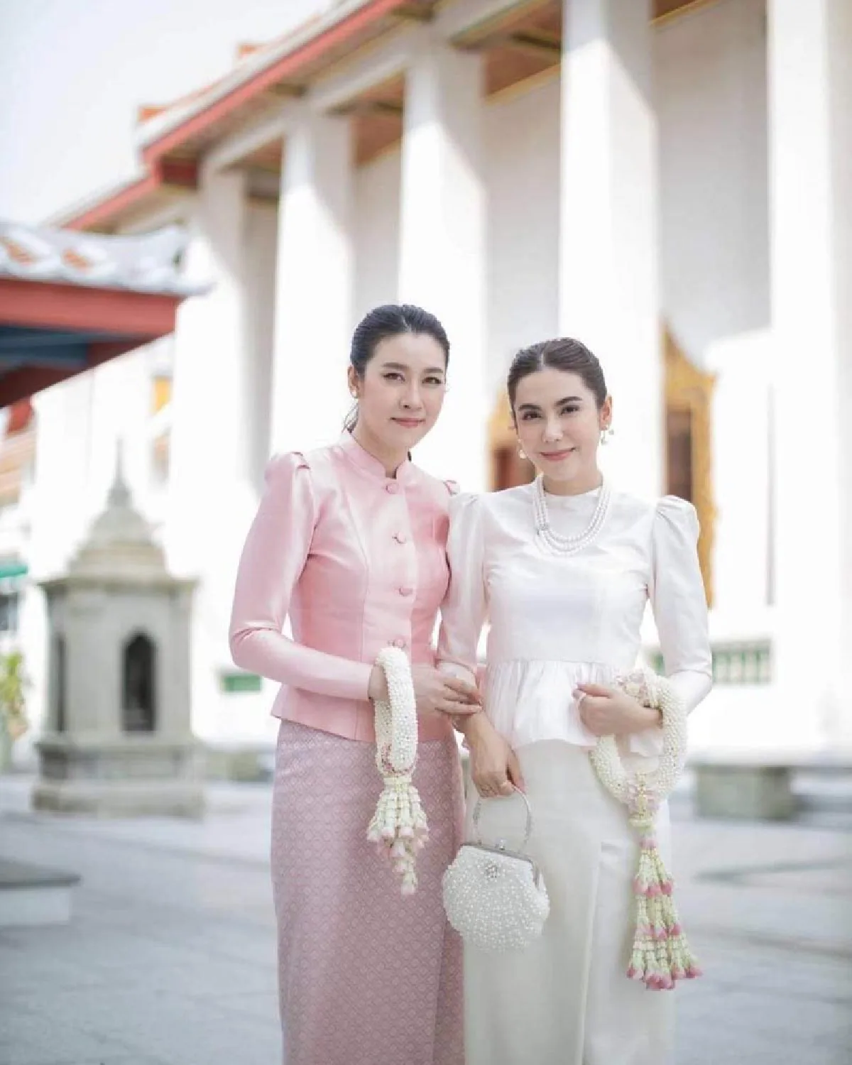 “การ์ตูน-เชียร์” พากันสวมชุดไทยไปทำบุญ หวานละมุน สวยงามคูณ 2  