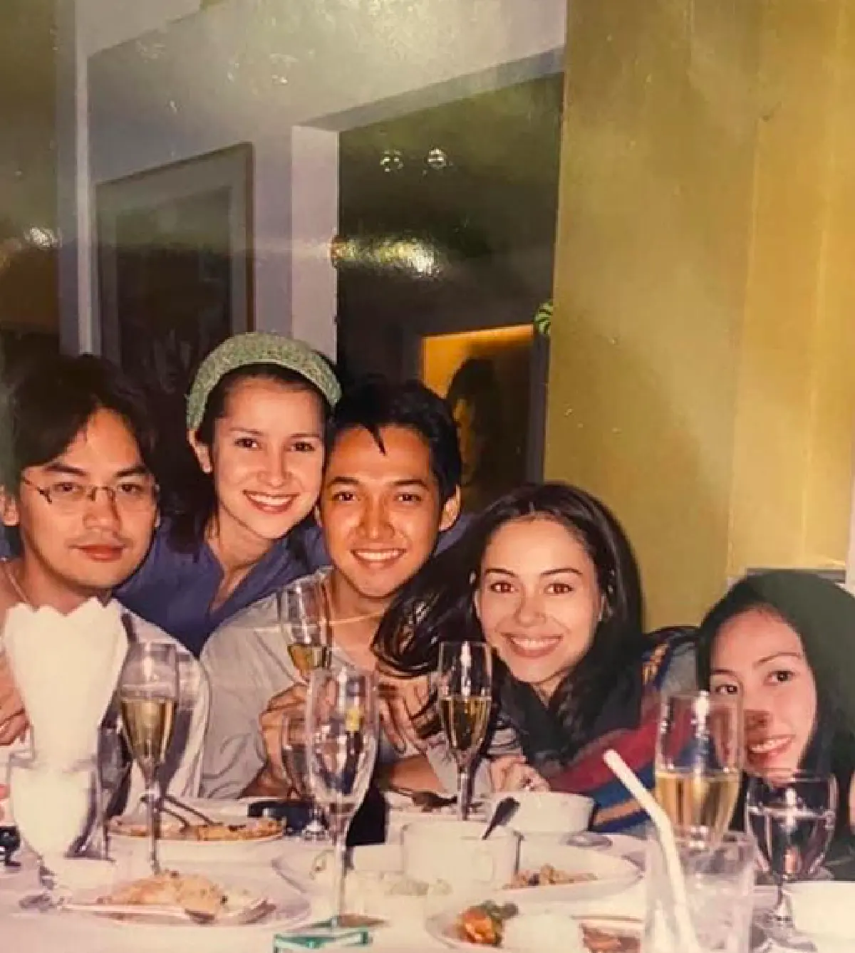 “กิ๊ก สุวัจนี" เผยภาพสมัยวัยรุ่นกับเพื่อนในวงการ แต่ละคนหน้าแทบไม่เปลี่ยน 