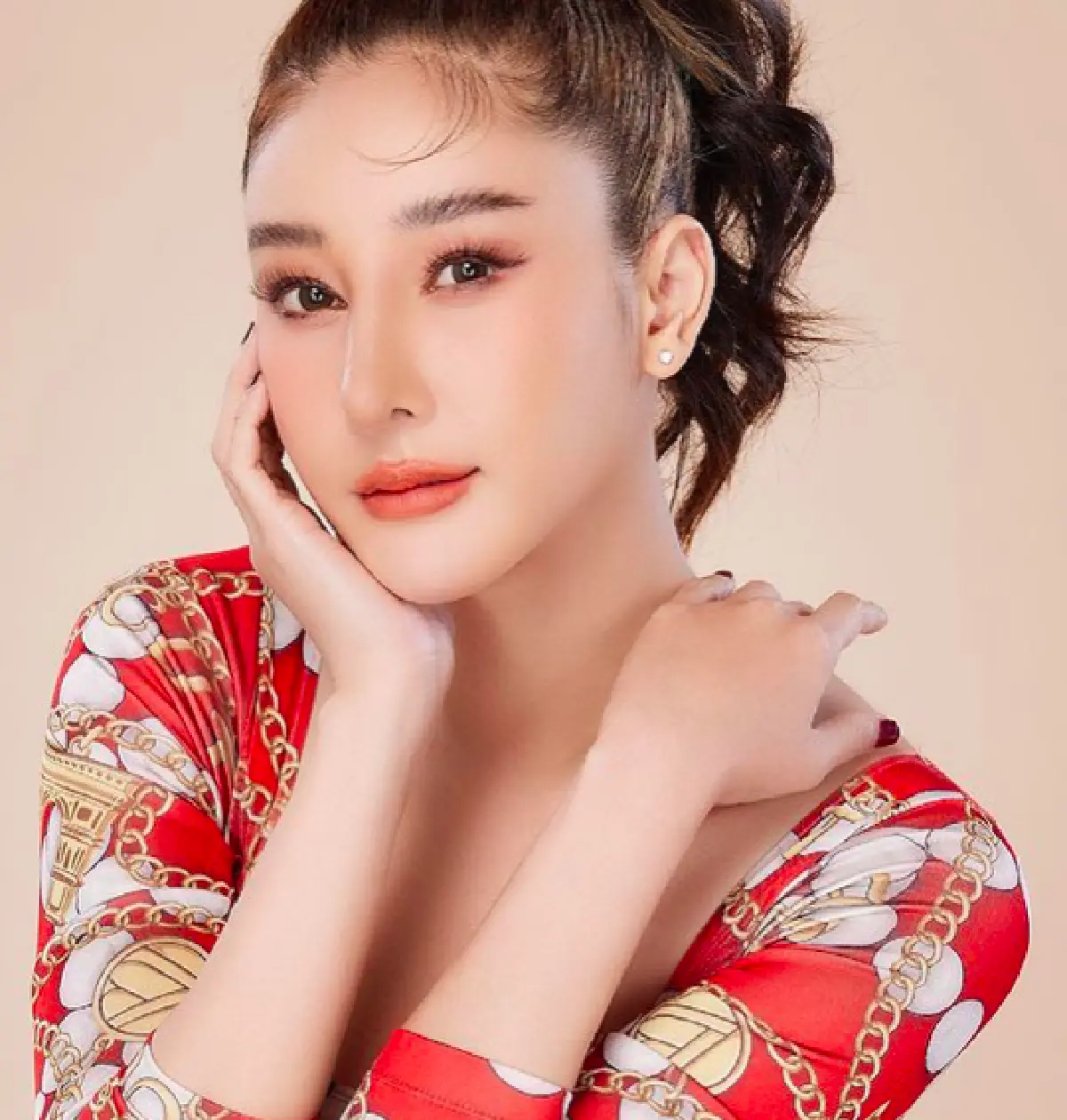 “แตงโม” ในลุคสาวหวานละมุน ที่ได้ “ป้อม วินิจ” มาเนรมิตความสวยฉ่ำให้