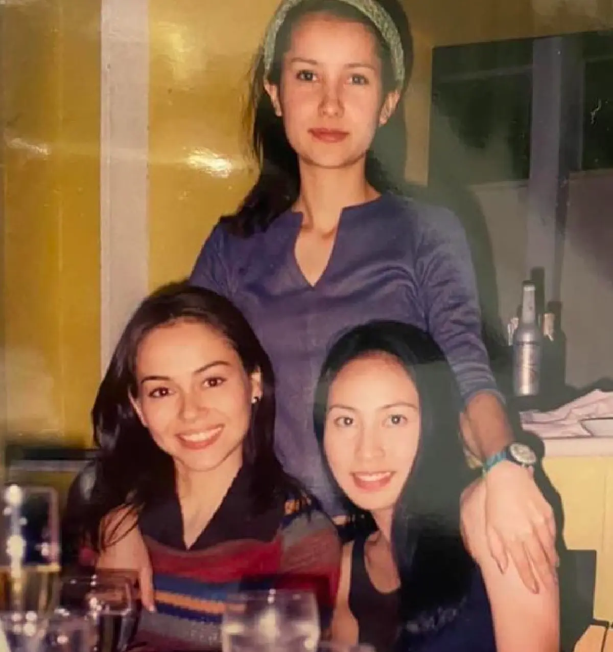 “กิ๊ก สุวัจนี" เผยภาพสมัยวัยรุ่นกับเพื่อนในวงการ แต่ละคนหน้าแทบไม่เปลี่ยน 