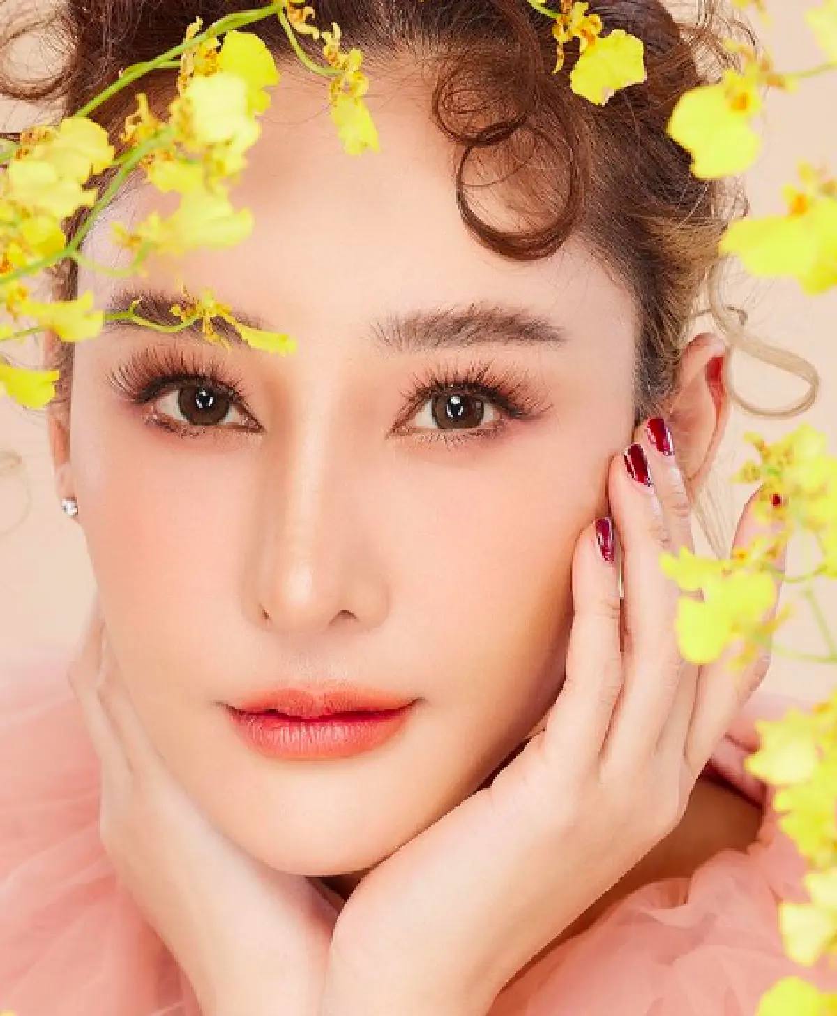 “แตงโม” ในลุคสาวหวานละมุน ที่ได้ “ป้อม วินิจ” มาเนรมิตความสวยฉ่ำให้