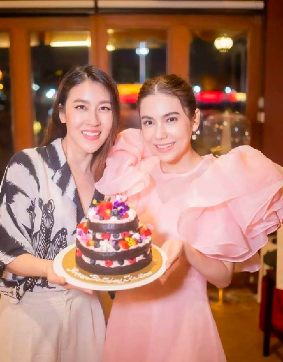 “การ์ตูน-เชียร์” พากันสวมชุดไทยไปทำบุญ หวานละมุน สวยงามคูณ 2  